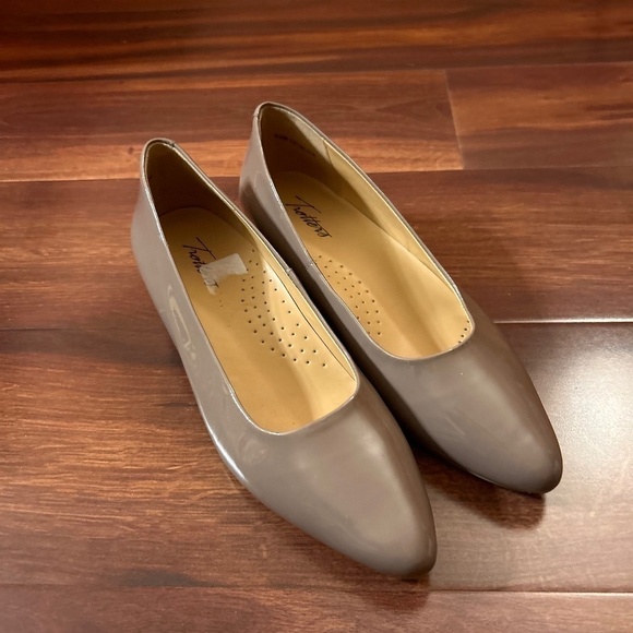 🍁SALE🍁TROTTERS Low Heeled Pumps Shoes size 8.5 - Picture 1 of 8